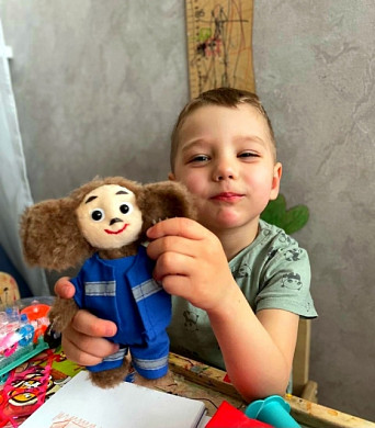 Сотрудники ивановской скорой подарили Чебурашку сынишке погибшего на СВО коллеги